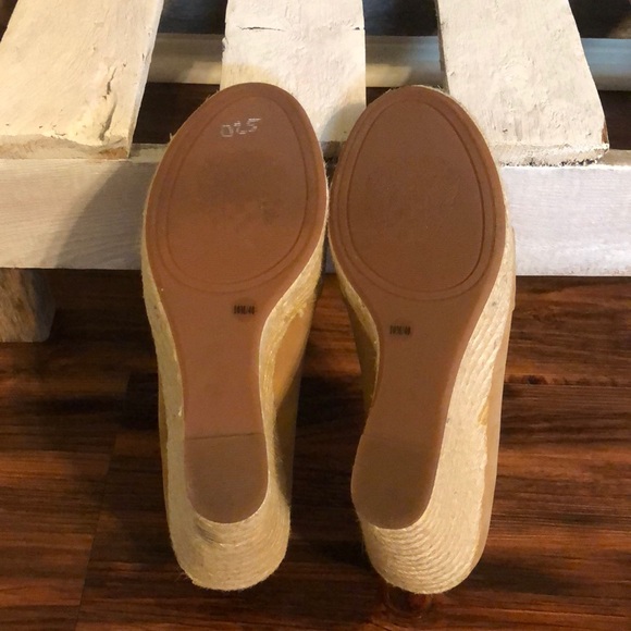 Vince Camuto Natural Wedges - Picture 3 of 8